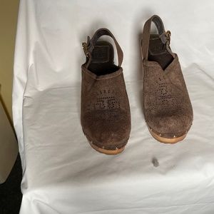 TORY BURCH BRAYDEN SUEDE CLOGS.